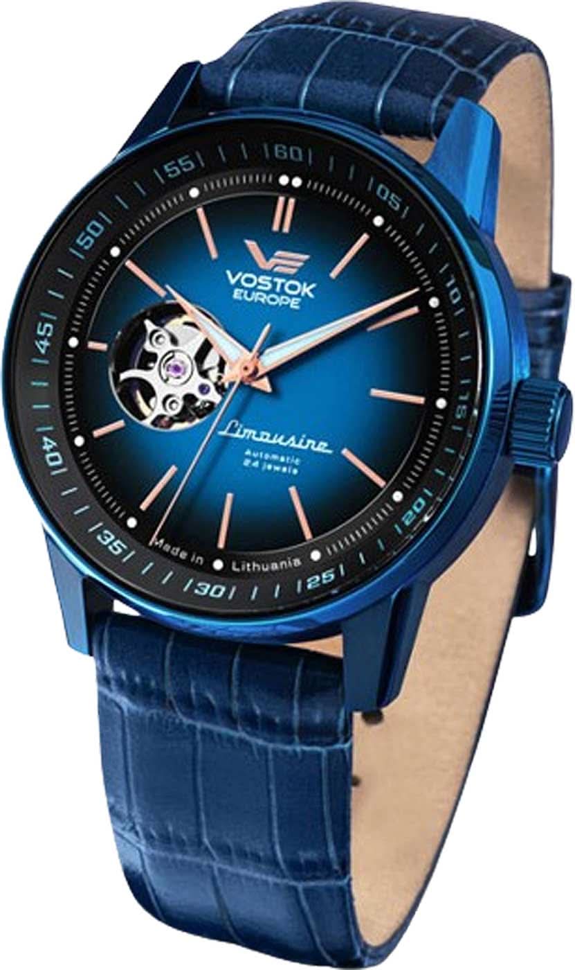 Reloj de hombre con esfera azul, movimiento visible y correa de cuero azul