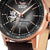 Reloj de hombre: esfera negra con movimiento a la vista y manecillas en tono oro rosa
