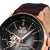 Reloj de hombre con bisel en tono oro rosa, esfera negra y correa de cuero oscura