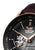 Detalle de reloj para hombre: esfera negra con movimiento expuesto y manecillas en tono oro rosa