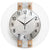 Reloj de pared de madera con esfera blanca, números y manecillas negras