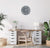 Reloj de pared en la pared con esfera gris, números romanos y marco plateado