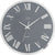"Reloj de pared metálico con esfera gris, números romanos y marco plateado"