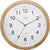 Reloj de pared redondo con marco de madera clara, esfera blanca, manecillas negras y segundero rojo