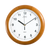 Reloj de pared redondo de madera con esfera blanca, manecillas negras y números arábigos