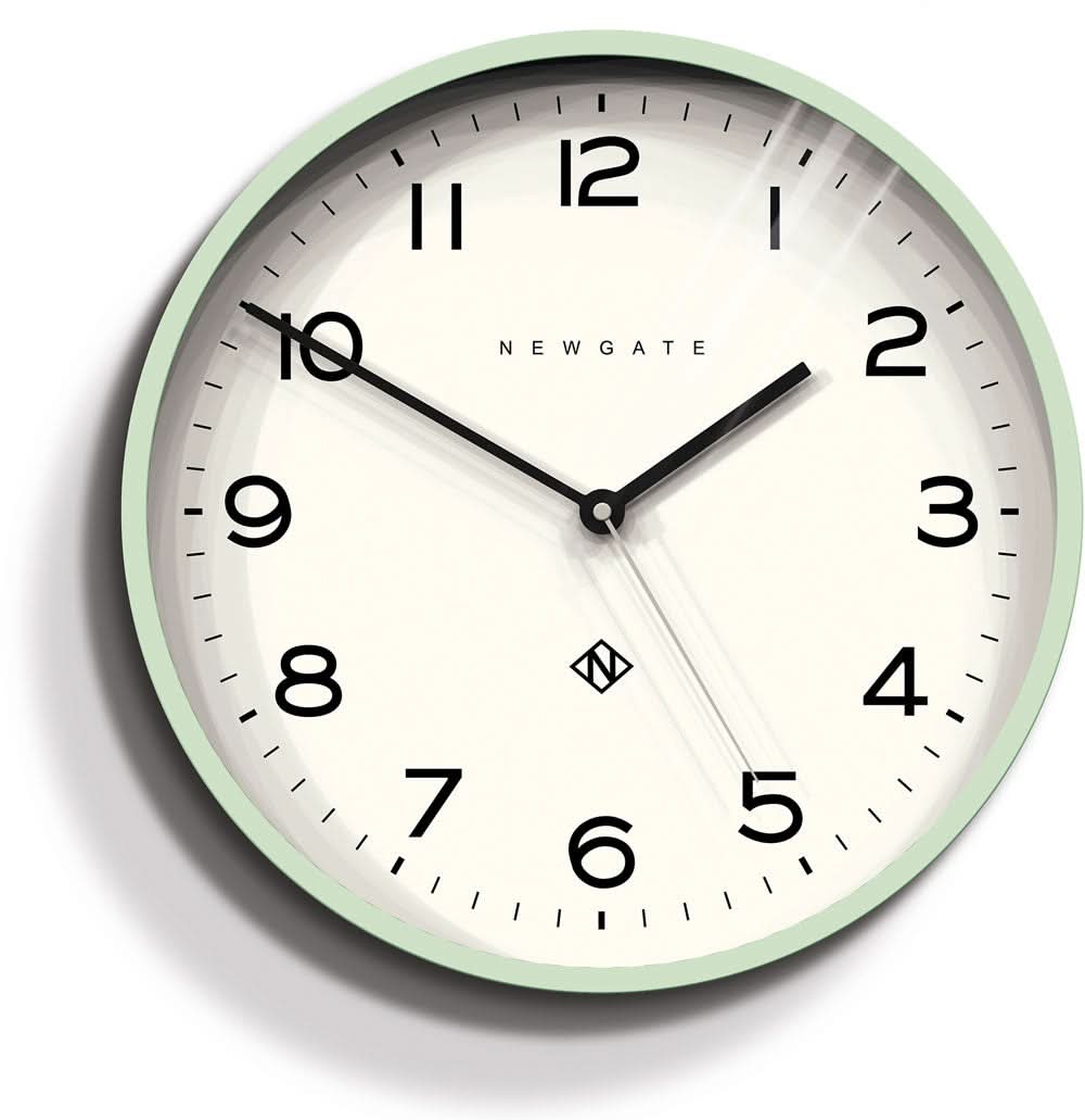 Reloj de pared con marco color menta, esfera blanca y manecillas negras