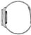 Reloj de hombre, vista lateral con correa de metal plateado y bisel moleteado