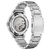 Fondo abierto de un reloj automático plateado para hombre con movimiento visible en caja de acero inoxidable