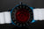 Fondo de reloj de pulsera para hombre: bisel negro con inserción roja y correa blanca