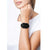 Smartwatch en la muñeca con correa negra y pantalla rectangular, hora 12