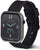 Smartwatch con esfera negra y bisel plateado, correa negra con agujeros