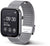 Smartwatch con pantalla negra y correa de malla metálica plateada, cierre visible