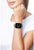 Smartwatch en la muñeca con pantalla negra y correa de malla metálica plateada