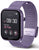 Smartwatch con pantalla negra, correa de metal morada y botón lateral
