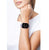 Smartwatch en la muñeca con correa violeta y pantalla negra