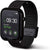 Smartwatch con caja negra, botón lateral y correa tejida con cierre