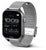 Smartwatch con correa de malla metálica plateada, pantalla negra y botón lateral