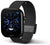 Smartwatch para mujer con correa de metal negra, pantalla azul y botón lateral en la carcasa