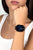 Reloj inteligente para mujer en la muñeca, caja negra con pantalla azul y correa negra