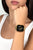 Smartwatch en la muñeca con correa de malla dorada y pantalla negra