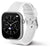 Smartwatch con esfera negra, correa de silicona blanca y borde de pedrería
