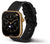 Smartwatch con correa de silicona negra, vista lateral y bisel dorado con purpurina