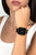 Smartwatch con correa negra en la muñeca, pantalla cuadrada con bisel dorado