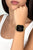 Smartwatch en la muñeca, correa de malla metálica dorada y esfera negra