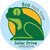 Logo de la Iniciativa Solar Drive: icono de reloj verde con sol amarillo, Eco Tech Time