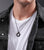 Collar en el cuello con colgante redondo y cadena de eslabones