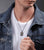 "Collar con colgante rectangular 'Ident' bajo una chaqueta vaquera"