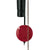 Primer plano de péndulo de reloj de pared: bola roja con cadena metálica en marco negro
