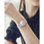 Reloj Seiko Presage para mujer en la muñeca, brazalete de metal plateado/oro rosa con esfera rosa
