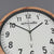 Artvendis 5576B Reloj de pared moderno radiocontrolado