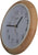 "Reloj de pared con caja de madera en perfil, esfera blanca y manecillas negras"