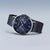Reloj de hombre en caja de acero inoxidable brillante con correa de malla azul