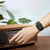 Reloj digital retro con pantalla negra en la muñeca, correa de silicona negra