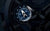 Primer plano de la esfera del reloj: pantalla de reloj negra con índices y manecillas blancas