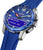 Reloj de hombre con esfera azul, índices de bastón y correa de silicona azul; titanio en el borde