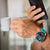 Reloj Festina Connected para hombre en la muñeca, correa turquesa con esfera negra.