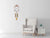 Reloj de pared sobre pared blanca: esfera de flores con péndulo dorado