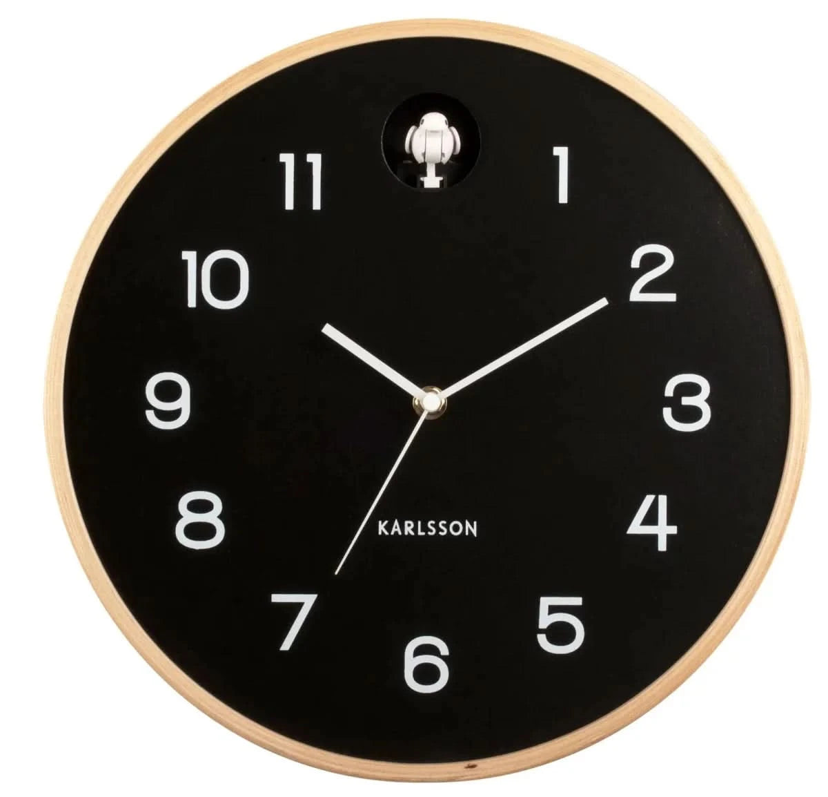 Reloj de pared de madera con esfera negra, números blancos y segundero