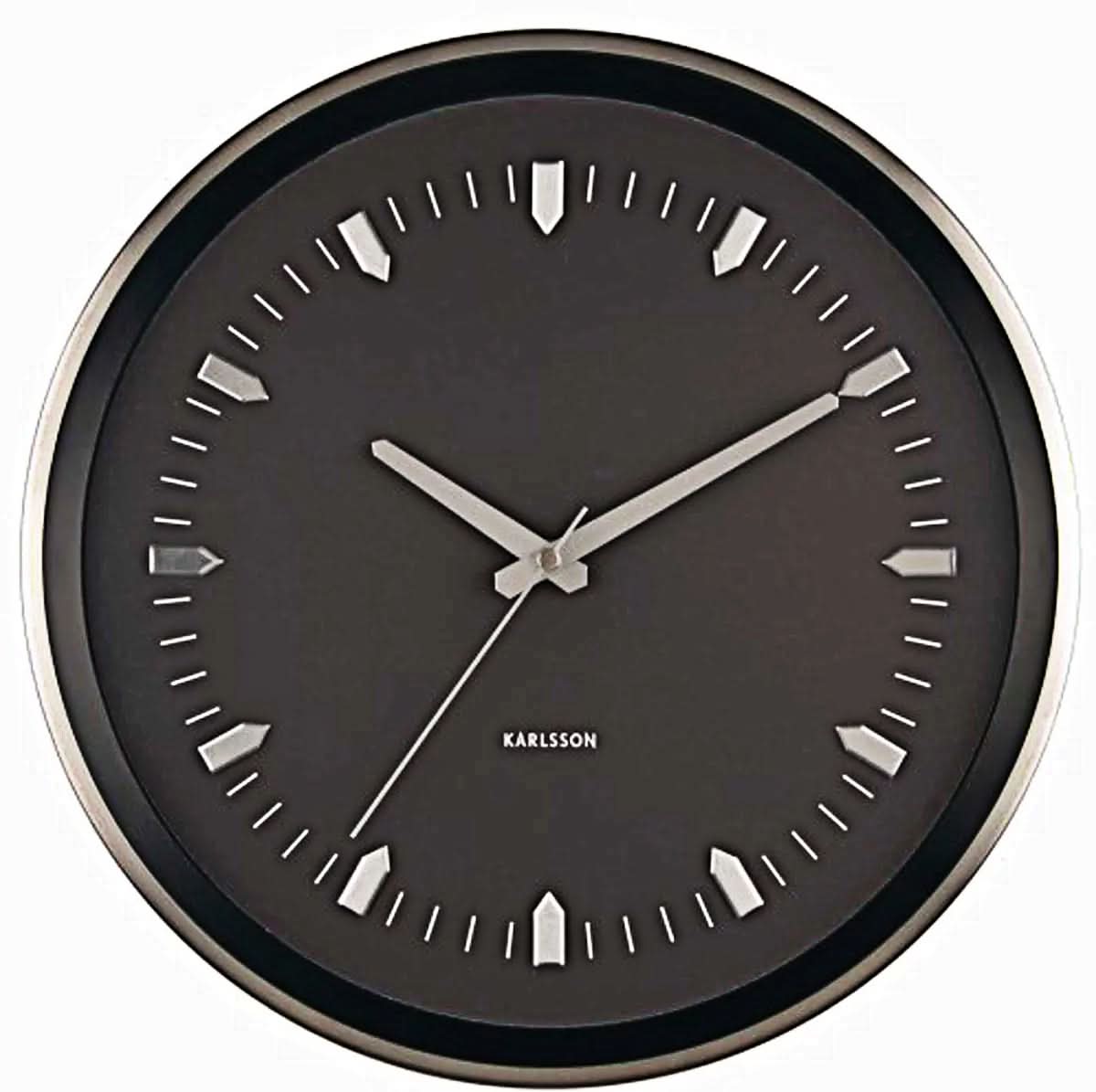 "Reloj de pared con esfera negra, borde plateado y manecillas largas de bastón"