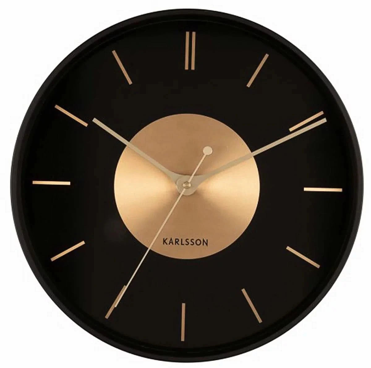 "Reloj de pared con esfera negra, manecillas doradas e índices de bastón"