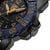 Reloj de hombre en vista lateral: correa azul, bisel estriado, indicador de fecha e índices luminosos.