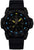 Reloj de hombre con correa de caucho negra, esfera oscura, índices luminosos amarillo-azulados y fecha.
