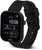 Reloj inteligente negro con pantalla cuadrada y correa de silicona con múltiples agujeros, vista frontal y lateral