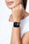 ¡OPS! Smartwatch en la muñeca, pantalla negra, correa blanca