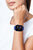 Smartwatch en la muñeca, correa azul y pantalla negra con las 10:09