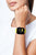 Reloj inteligente unisex en la muñeca con correa de silicona amarilla y pantalla negra